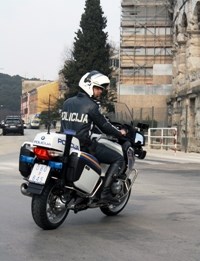 Slika PU_I/policajac na motoru2.jpg